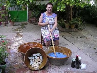 La tradición de hacer jabón casero con residuos de aceite de oliva.