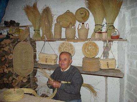 La tradición de la artesanía con esparto.