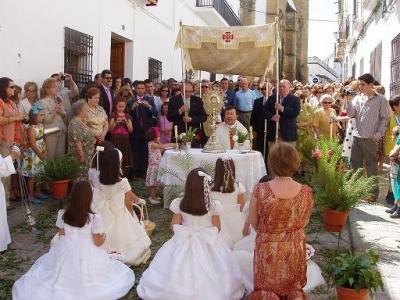 Paseo Triunfal del Santísimo entre juncias, flores y olor a incienso en Lopera