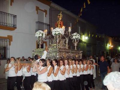 El traslado por las costaleras de San Roque abre  las Fiestas Patronales.