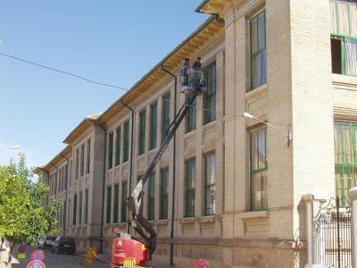 Instalan rejas en los ventanales de las aulas del Colegio de Educación Infantil y Primaria Miguel de Cervantes
