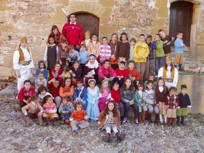 Cuenta cuentos, bailes, pinta caras, talleres de disfraces en el castillo de Lopera para los alumnos del CEIP Miguel de Cervantes