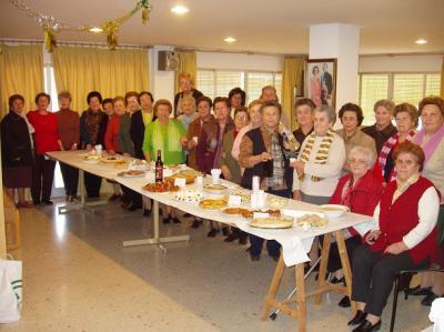 Las socias del Centro de Día de Personas Mayores celebran una Convivencia Navideña con repostería loperana.