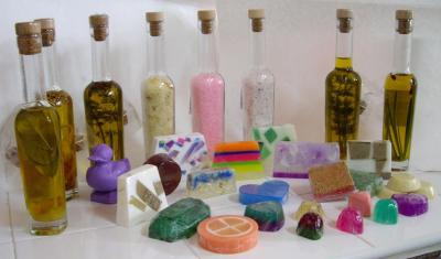 Primeros productos elaborados artesanalmente por las 15 mujeres loperanas que asisten al curso de aceites aromáticos y cosméticos