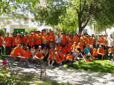Un total de 106 peregrinos Amigos del Camino  de Cañete de las Torres hacen un receso en Lopera antes del encuentro con  la Morenita.