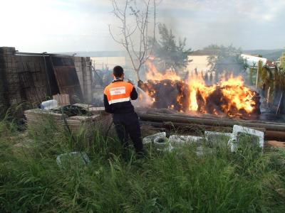 Voluntarios de Protección Civil y Emergencias sofocan un incendio en el Polígono Industrial de Lopera