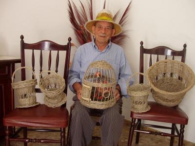 La artesanía con las varetas de olivo sigue viva en Lopera de la mano de Juan Manuel Bellido Bueno
