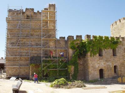 Eliminación de la hiedra en el Castillo de Lopera