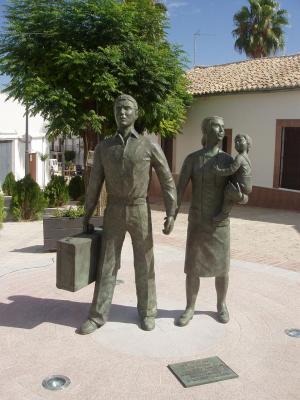 Lopera rinde homenaje a los emigrantes con una escultura de Pedro Monje.