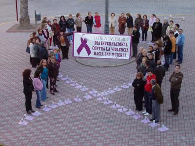 Lectura de manifiesto y un lazo conmemorativo por la víctima en el Día Internacional contra la Violencia de Género