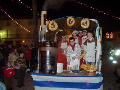 800 kilos de caramelos y 500 balones repartieron sus Majestades los Reyes Magos en Lopera