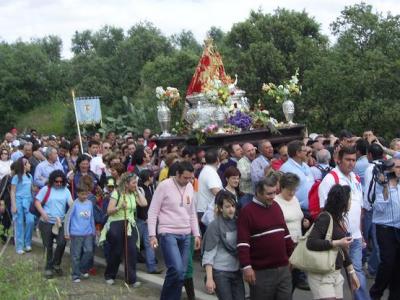 La Cofradía de la Virgen de la Cabeza de Lopera portó a la Morenita en su bajada a Andújar