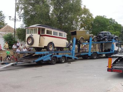 Gran espectación ante la llegada de vehículos de época para el rodaje de la película "La Mula" en Lopera