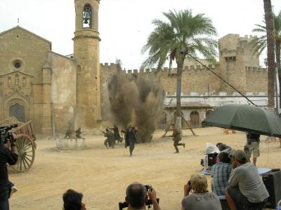 La Explosión de una bomba en plena Plaza de Lopera centra la atención del rodaje de "La Mula"