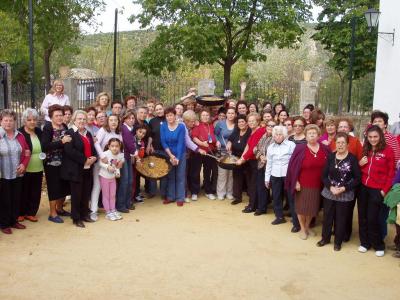 Más de 100 loperanas participan en la VI Convivencia Campera