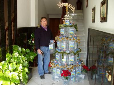 Un árbol de Navidad con garrafas de aguas recicladas.