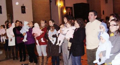 Los niños bautizados en el 2009 participan en la Fiesta de la Presentación del Señor