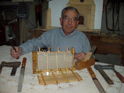 El loperano Francisco Cobo Jiménez realiza una maqueta en miniatura de la antigua técnica de los tapiales