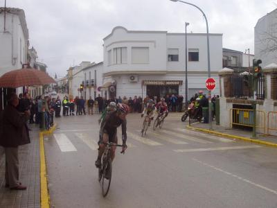 Gran respuesta de los loperanos en la primera etapa de la Vuelta Ciclista a Andalucía a su paso por Lopera y que terminó en la Guardia con la victoria del español Sergio Pardilla