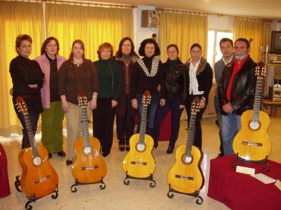 Ocho mujeres de Marmolejo exponen en Lopera las guitarras realizadas en el Taller de Empleo