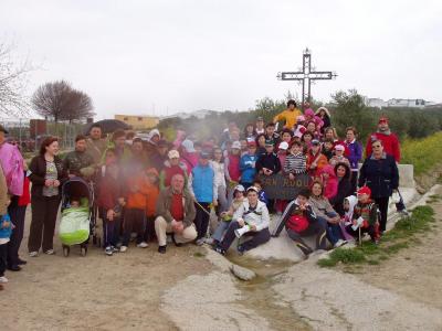 Cientos de niños y mayores participan en la I Peregrinación a la Cruz de San Roque.