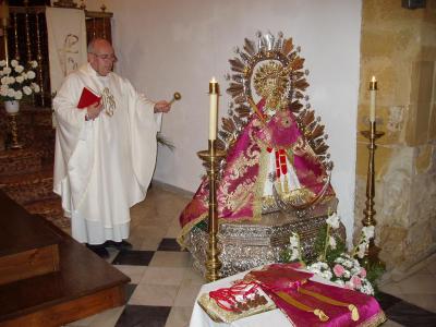 Bendición de un nuevo manto para la Morenita donado por una devota loperana
