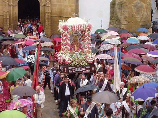 La lluvia no impidió que la Morenita procesionara por las calles de Lopera.