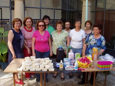Quince Amas de Casa participan en un taller de elaboración de jabón casero y perfumado.