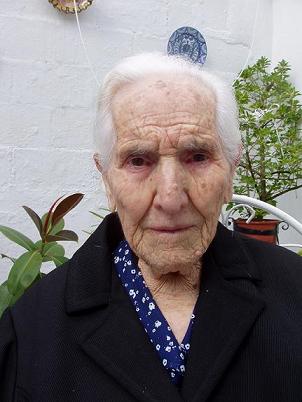 Francisca Rodríguez "Paquita la del Saltillo" dentro de los ancianos que superan el siglo de vida de los más de mil que hay en Andalucía y presumen de su buena salud.