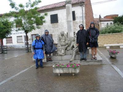 Tras varios de días de intensas lluvias Félix Adán llega a Mansilla de las Mulas en su peregrinación hasta Santiago de Compostela