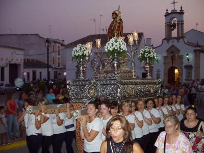 Comienzan las Fiestas Patronales con el traslado de San Roque por las mujeres de Lopera