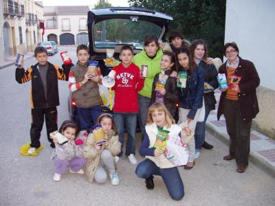 Los niños  y jóvenes de Lopera recogen  500 kilos de alimentos para los necesitados.