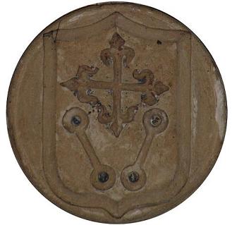 Una Cruz de Calatrava en piedra que se conserva en un medallón en una de las bóvedas de la Iglesia Parroquial de Lopera
