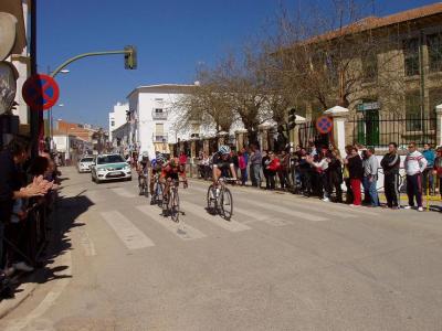 A las 13,47 pasó por Lopera con 4 corredores destacados la IV etapa de la LVII Vuelta Ciclista a Andalucía. Ruta del Sol
