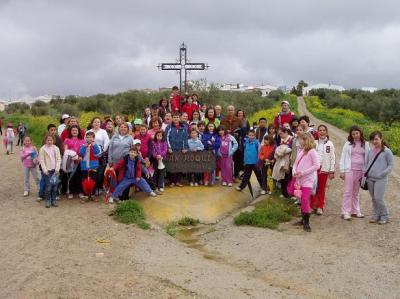 La lluvia no impide que cientos de niños y mayores participen en la II Peregrinación a la Cruz de San Roque.