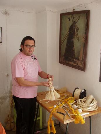 Antonio Manuel Alcalá mantiene viva en Lopera la tradición de elaborar los cordones de Ntro. Padre Jesús.