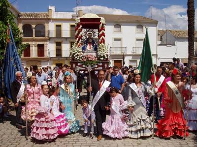 Paseo triunfal de la Virgen de la Cabeza por las calles de Lopera.
