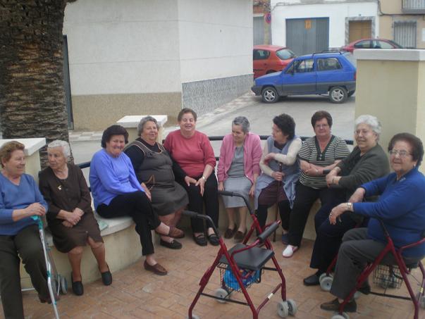 Tertulia de las mujeres mayores del Barrio del Pilar Viejo de Lopera