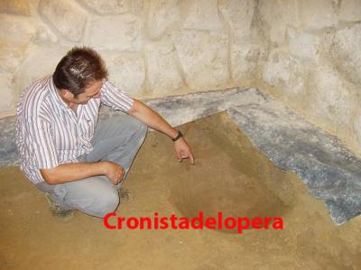 Encuentran restos de tinajas de barro de la Edad Moderna en la restauración de la Tercia Baja de Lopera.