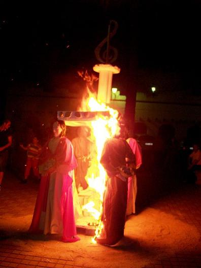 La Asociación Músico-Cultural "El Juglar" de Lopera celebró la noche de San Juan con la quema de un Ninot
