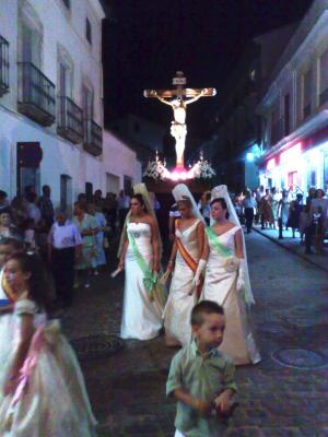 Procesión del Cristo de la Vera Cruz (Cristo Grande) acompañado de autoridades civiles, religiosas, las Reinas mayor e infantil, su corte de damas de honor y numerosos devotos.