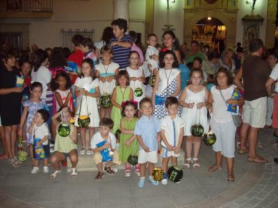 Los niños mantienen viva la tradición de las farolas de sandías en honor a San Roque, Patrón de Lopera.