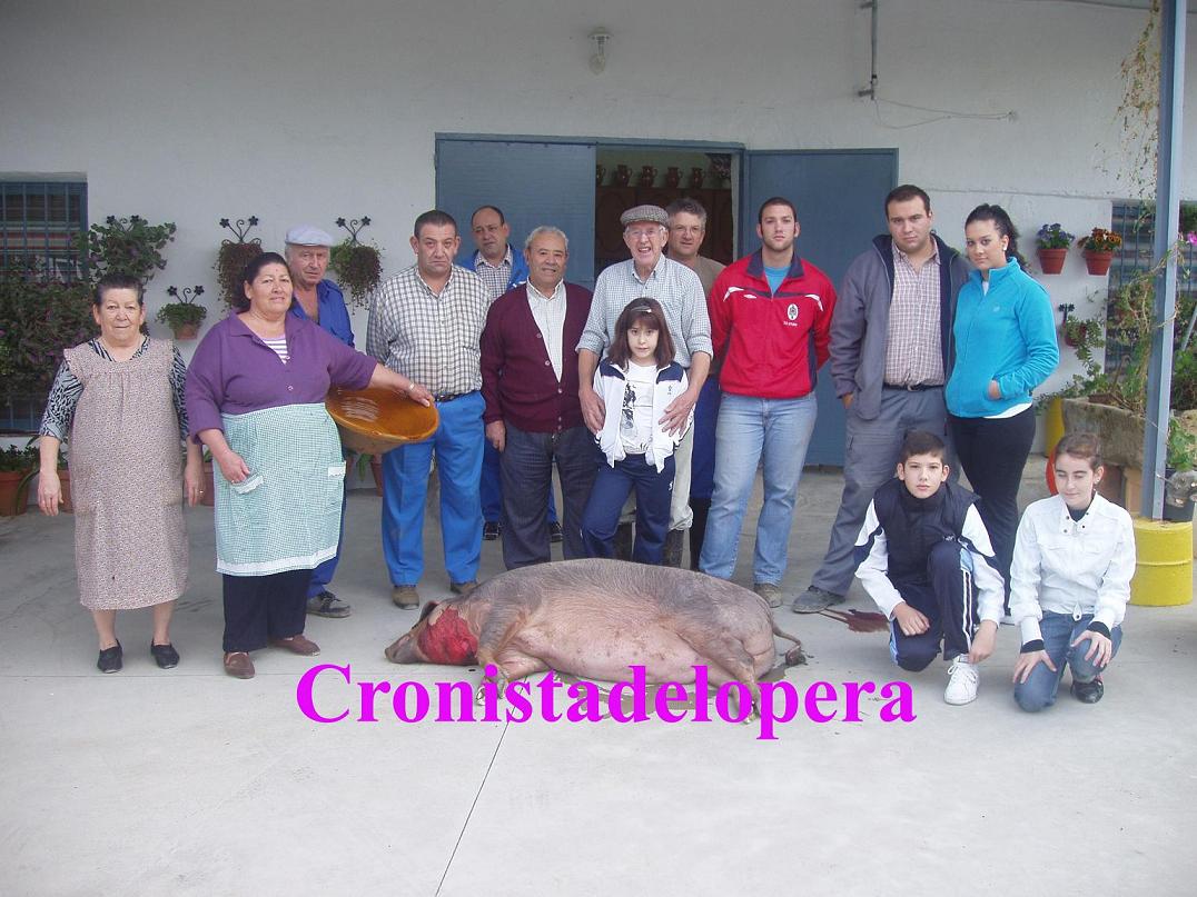 La tradición de la matanza familar se mantiene viva en Lopera con la familia Gil Lara
