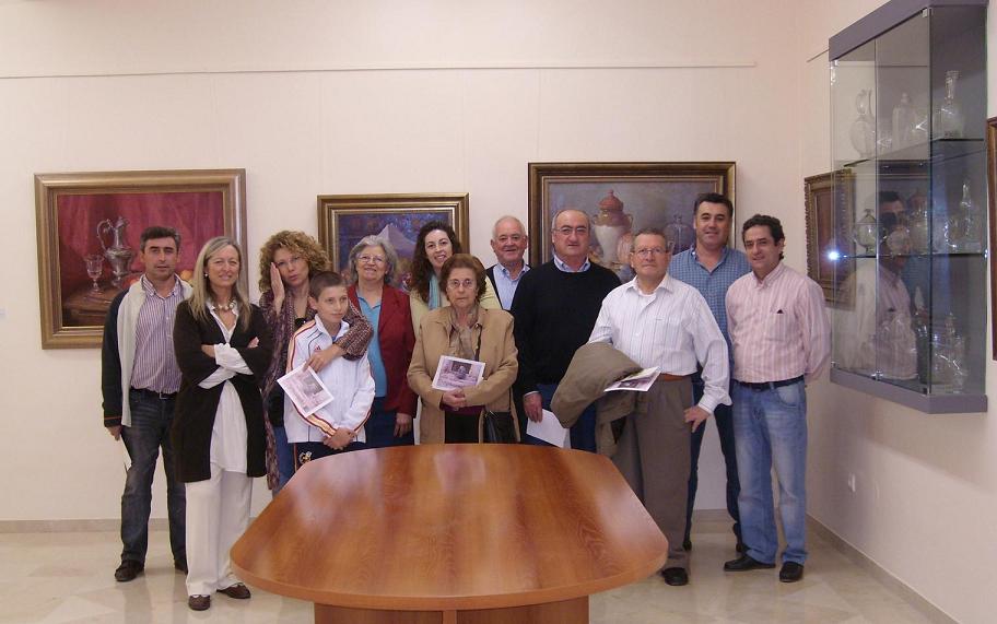 Los alumnos del Taller de Dibujo y Pintura de Lopera visitan el Museo de Pintura Cerezo Moreno de Villargordo.