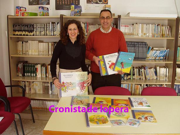 La Asociacion COLEGA hace entrega a la Biblioteca Pública de Lopera de la colección de libros "Cuentos a favor de todas las familias" y del DVD "Andaluna y Samir", donados por la asociación "Familias por la Diversidad" con el apoyo de la Diputación Provincial de Jaén.