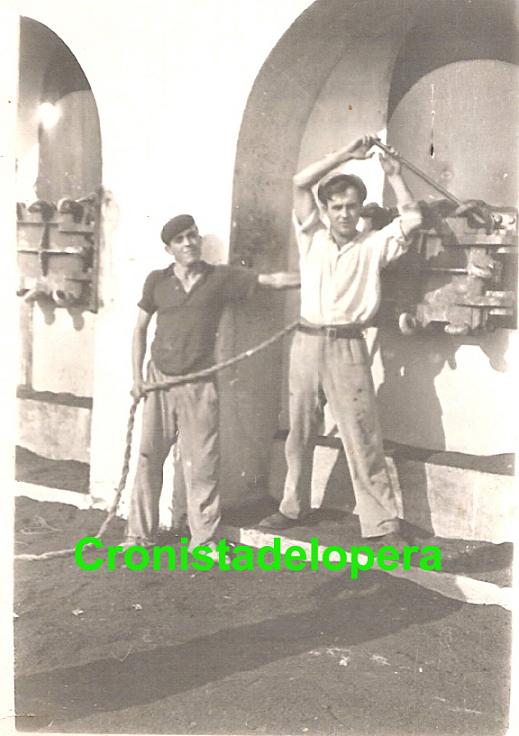 Los loperanos José de la Torre Barbosa y Manuel Gutiérrez Cámara en la Cooperativa La Loperana junto a una caldera de la extractora de orujo en el año 1949
