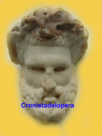 Cabeza de Sileno barbado coronado con diadema vegetal en mármol amarillo datado en la Segunda mitad del S. I d.e. al S. II d.e encontrado en el término de Lopera y que se encuentra en los fondos del Archivo Arqueológico de Linares