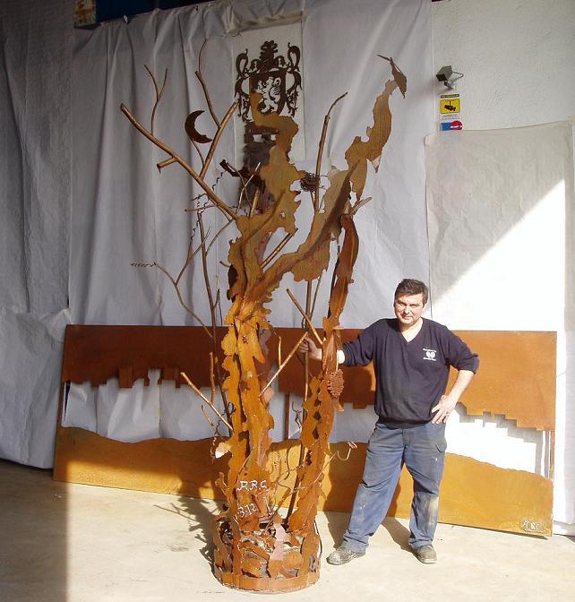 El Árbol de los deseos una escultura metálica diseñada por Antonio Rueda Carmona en su taller de Lopera.
