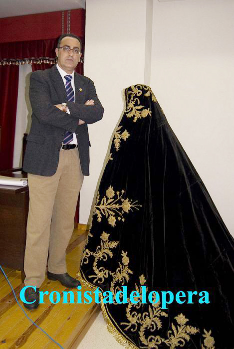 El Cronista Oficial de Lopera José Luis Pantoja recupera la historia del manto de la Virgen de los Dolores en su I Centenario (1912-2012).