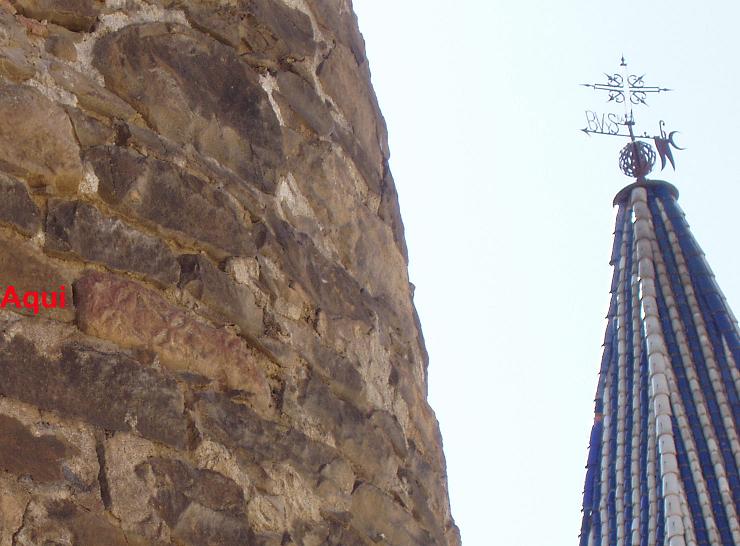El friso visigótico incrustado en el lienzo de la torre circular del Castillo de Lopera